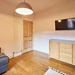 Stylish Coastal 3-bed Retreat In *