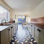 بيت للعطل Stylish Coastal 3-bed Retreat In