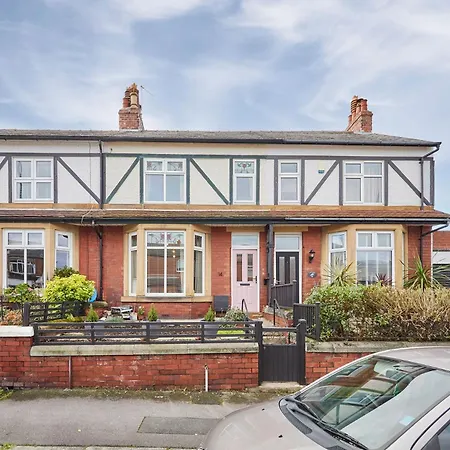 Stylish Coastal 3-bed Retreat In 솔트번바이더씨