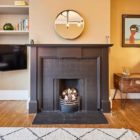 Stylish Coastal 3-bed Retreat In * 솔트번바이더씨