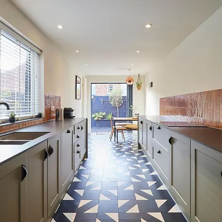 Stylish Coastal 3-bed Retreat In 펜션 솔트번바이더씨