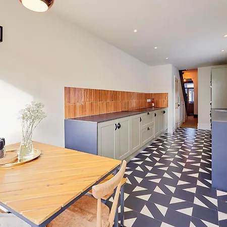 Stylish Coastal 3-bed Retreat In 솔트번바이더씨