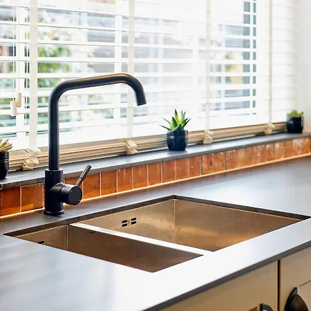 Stylish Coastal 3-bed Retreat In 펜션 솔트번바이더씨