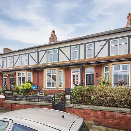 Stylish Coastal 3-bed Retreat In 펜션 솔트번바이더씨