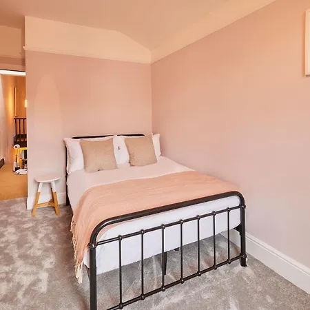 Stylish Coastal 3-bed Retreat In