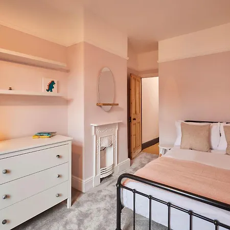 Stylish Coastal 3-bed Retreat In * 솔트번바이더씨