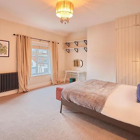 Stylish Coastal 3-bed Retreat In * 솔트번바이더씨