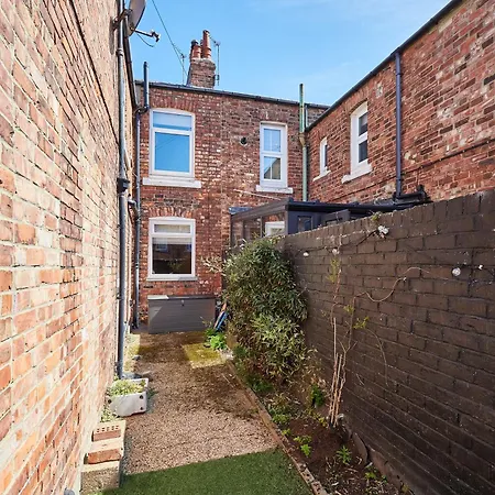 Stylish Coastal 3-bed Retreat In 펜션