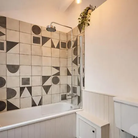 Stylish Coastal 3-bed Retreat In