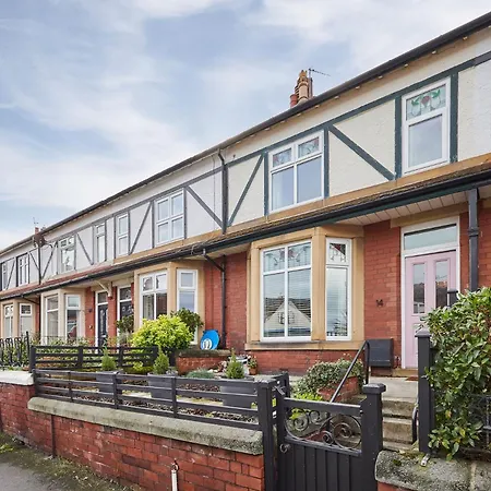 Stylish Coastal 3-bed Retreat In *