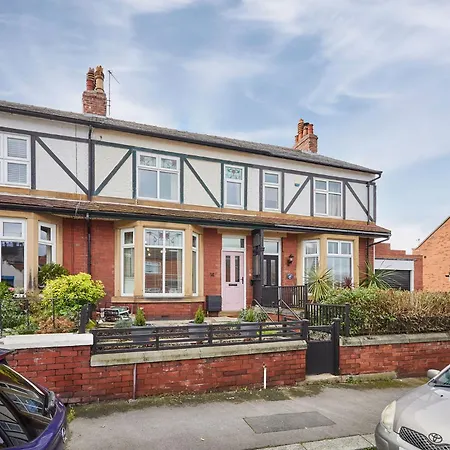 Stylish Coastal 3-bed Retreat In *